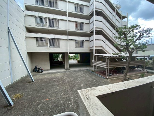 メゾン本山の駐車場