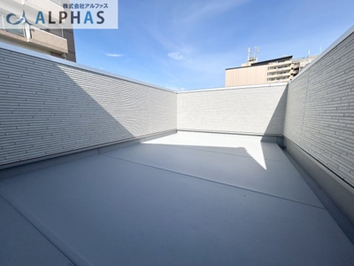 【バルコニー】 | 神戸市兵庫区金平町一丁目　新築戸建 | 眺望良好！ルーフバルコニーからは海が望めます♪