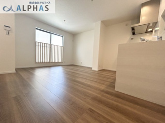 【居間・リビング】 | 神戸市兵庫区金平町一丁目　新築戸建 | 大きなサッシからたっぷりの太陽光が入るリビング♪