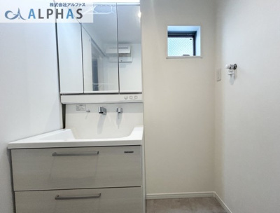 【独立洗面台】 | 神戸市兵庫区金平町一丁目　新築戸建 | 浴室換気乾燥暖房機付きで、天候や時間帯を気にすることなく洗濯物を乾かすことができ、寒いときには暖房機能が活躍します♪