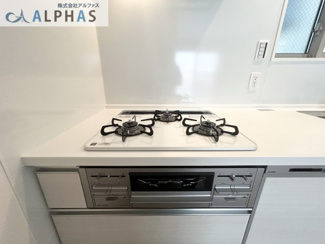 【キッチン】 | 神戸市兵庫区金平町一丁目　新築戸建 | 3口ガスコンロの為、お料理がしやすい♪