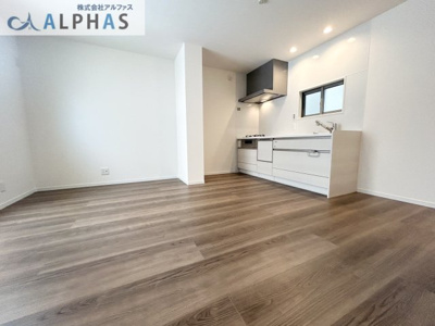 【居間・リビング】 | 神戸市兵庫区金平町一丁目　新築戸建 | 浴室換気乾燥暖房機付きで、天候や時間帯を気にすることなく洗濯物を乾かすことができ、寒いときには暖房機能が活躍します♪