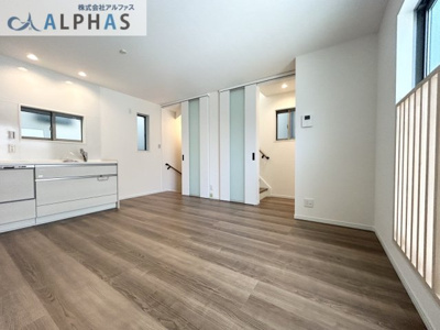 【居間・リビング】 | 神戸市兵庫区金平町一丁目　新築戸建 | 家族とのコミュニケーションがとりやすいリビング階段♪