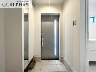 【玄関】 | 神戸市兵庫区金平町一丁目　新築戸建 | 玄関には姿見付きの靴箱収納がございますので豊富に収納可能です♪