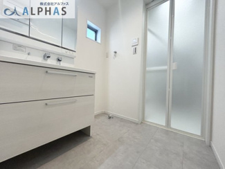 【脱衣所】 | 神戸市兵庫区金平町一丁目　新築戸建 | 忙しい朝の身支度も効率良くできるシャワー付き洗面化粧台♪