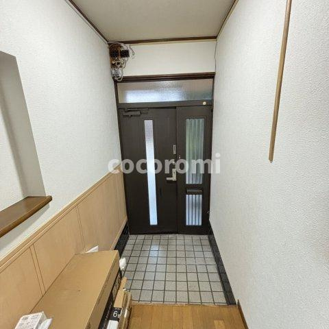 八雲北町車庫付き貸家の玄関