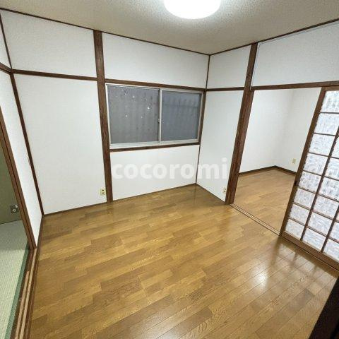 八雲北町車庫付き貸家の洋室