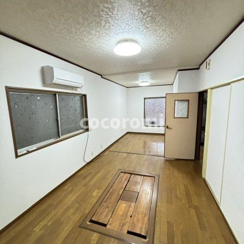 八雲北町車庫付き貸家の居間・リビング