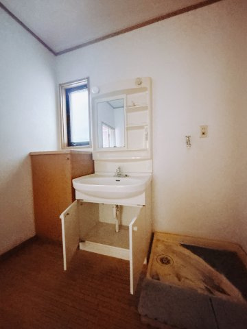 【中古戸建】安中市安中の独立洗面台|ゆとりのある洗面脱衣室ではお子様と並んで歯磨きもできるので一緒に成長を楽しめます♪広い空間なのですれ違うのもぶつかる心配がなく、ストレスフリー♪
