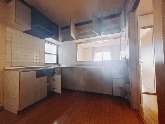 【中古戸建】安中市安中のキッチン|お料理をしながらお部屋を見渡せることができる対面キッチンを採用。コミュニケーションがとりやすく、家族の絆が深まります。今日の出来事をおしゃべりしながら楽しい時間をお過ごしください♪