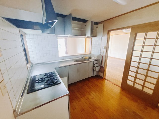 【中古戸建】安中市安中のキッチン|お料理ができたら「これ運んで～♪」と手渡しが出来ます。対面キッチンなのでリビングと一体感があり、広々とした空間の中で楽しく食事やお菓子作りが出来ますね♪