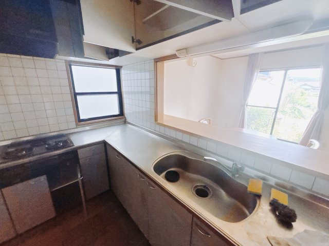 【中古戸建】安中市安中のキッチン|調理器具の出し入れが便利なスライド収納♪毎日家事を頑張る皆さまにおすすめしたいポイントです(*^^*)