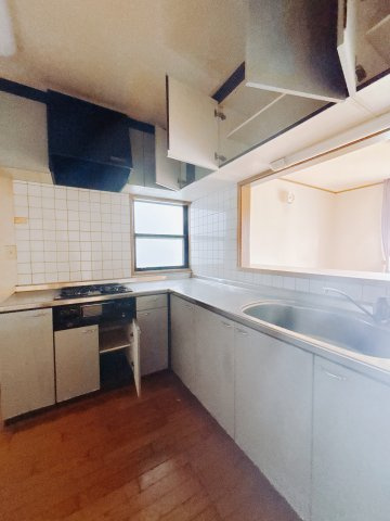 【中古戸建】安中市安中のキッチン|お料理をしながらお部屋を見渡せることができる対面キッチンを採用。コミュニケーションがとりやすく、家族の絆が深まります。今日の出来事をおしゃべりしながら楽しい時間をお過ごしください♪