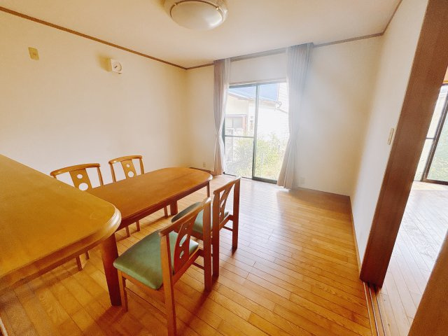 【中古戸建】安中市安中の居間・リビング|これから長く住むお家のリビングには毎日気持ちのいい日差しが差し込みます。ポカポカ日向ぼっこをしながらお昼寝をするのもいいですね♪明るいリビングに気分も晴れやかに♪