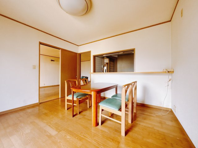 【中古戸建】安中市安中の居間・リビング|これから長く住むお家のリビングには毎日気持ちのいい日差しが差し込みます。ポカポカ日向ぼっこをしながらお昼寝をするのもいいですね♪明るいリビングに気分も晴れやかに♪