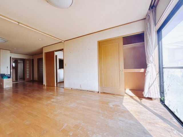 【中古戸建】安中市安中の居間・リビング|これから長く住むお家のリビングには毎日気持ちのいい日差しが差し込みます。ポカポカ日向ぼっこをしながらお昼寝をするのもいいですね♪明るいリビングに気分も晴れやかに♪