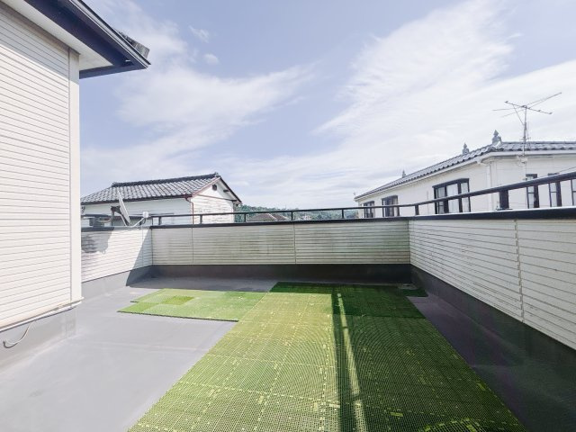 【中古戸建】安中市安中のバルコニー|休日は周りの目を気にすることなくバーベキューが出来ます。ご近所の方も誘って皆で楽しいお時間をお過ごし下さい♪