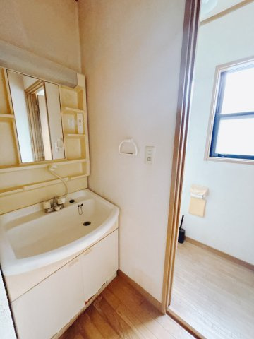 【中古戸建】安中市安中の独立洗面台|通常より広いタイプの洗面所になっています。のびのびと使える洗面所には寒い冬にストーブをおいても邪魔になりません♪