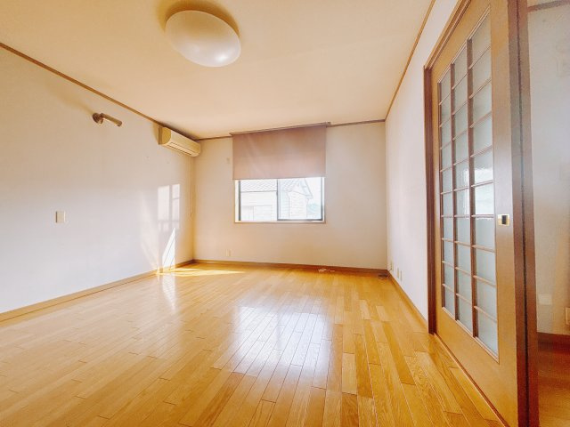 【中古戸建】安中市安中の洋室|「今日も一日お疲れ様」とご夫婦でゆったりくつろげる寝室。毎日の家事やお仕事に疲れた日はフカフカのベットで癒されてください。テレビや本棚をおいても快適な広さなのが自慢のお部屋です♪