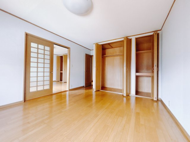 【中古戸建】安中市安中の洋室|広い寝室ならインテリアも自由自在にお楽しみいただけます♪お外から帰ってきた後は寝室でゆっくり自分の時間をお過ごしください。