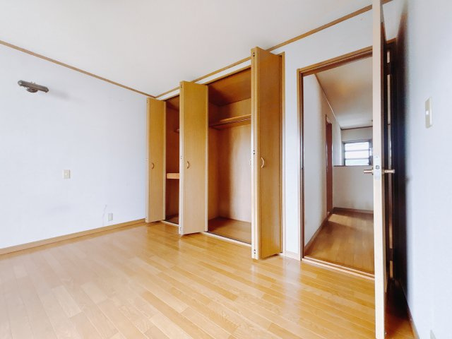 【中古戸建】安中市安中の洋室|ダブルベッドを置いても充分な広さを2Ｆのお部屋に設けております。お子様と家族みんなで寝るのも夢じゃありません♪窓からは光が差し込むので日中でも明るいお部屋です。