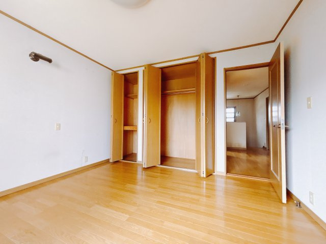 【中古戸建】安中市安中の洋室|お子様にとって初めての「自分だけのお部屋」。どんなお部屋にするのか楽しみになりますね♪こちらのお部屋は洋室になっているので、もし汚してしまっても簡単にお掃除できるので助かります。