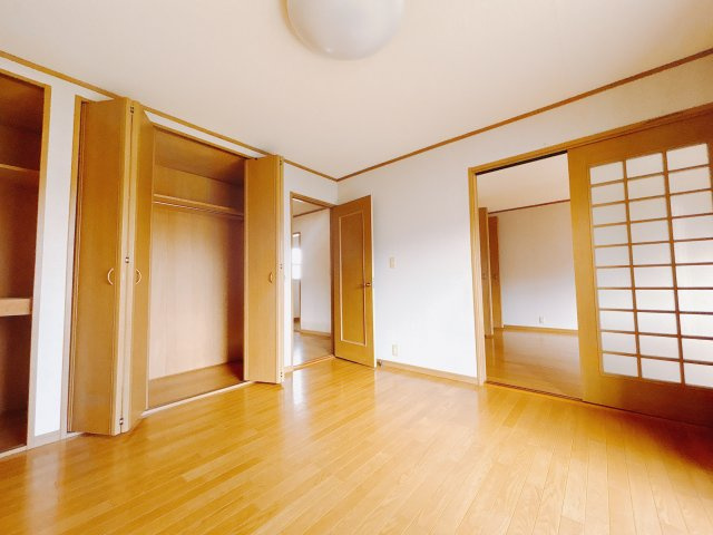 【中古戸建】安中市安中の洋室|ママ友が来ても子供達には子供部屋で遊んでいてもらうことができます。ママ達はリビングで楽しくおしゃべりに華を咲かせながら気兼ねなく盛り上がれます♪