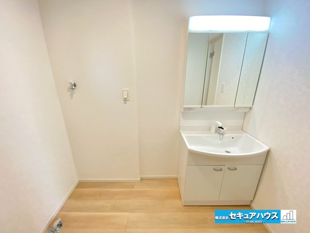 【同施工物件ご案内可能】東海市富貴ノ台 全3棟　（ 月々80,000円～）の内観：施工例|【洗面台イメージ】
◆鏡の裏にはたっぷりと収納スペースを標準装備！
◆電源を付属しているのでドライヤーなど利用できます。