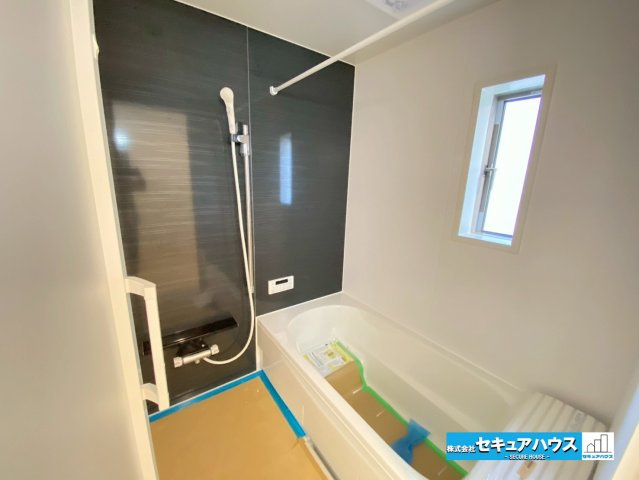 【同施工物件ご案内可能】東海市富貴ノ台 全3棟　（ 月々80,000円～）の内観：施工例|【浴室イメージ】
◆アクセントパネルで落ち着きのある雰囲気を演出します。毎日の疲れを癒やすバスタイムをお楽しみ下さい！
◆窓付きで、カビの繁殖を抑える効果があります。