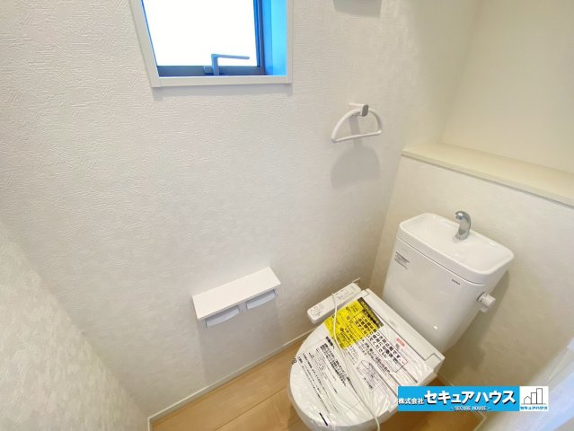 【同施工物件ご案内可能】東海市富貴ノ台 全3棟　（ 月々80,000円～）の内観：施工例|【高機能トイレイメージ】
◆高機能トイレの多くは便器のフタの開閉が自動であり、使用後に手動で水を流す面倒もなく非常に便利です。スタイリッシュな見た目で、お掃除しやすく、節水効果が高いです。