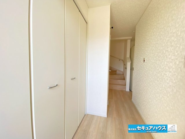 【同施工物件ご案内可能】東海市富貴ノ台 全3棟　（ 月々80,000円～）の内観：施工例|【玄関イメージ】
◆光が差し込み明るいです。気分も晴れやかになりますね。
◆玄関には、収納力のあるシューズボックスがございます。玄関まわりがすっきり片付きます。　