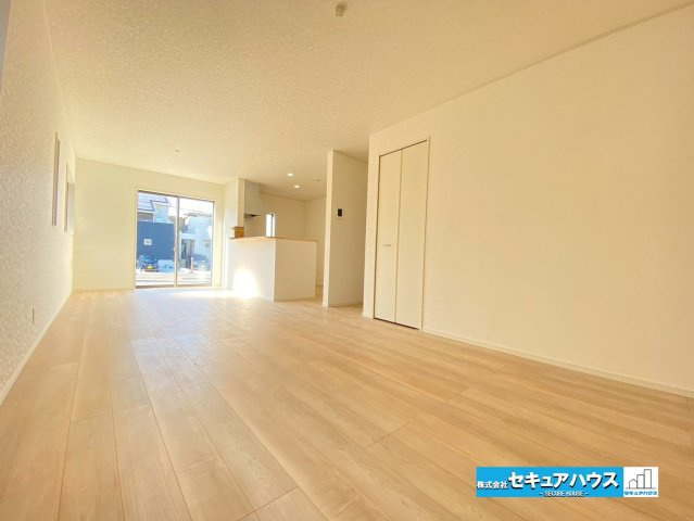 【同施工物件ご案内可能】東海市富貴ノ台 全3棟　（ 月々80,000円～）の内観：施工例|【LDKイメージ】
◆家族揃ってリビングで過ごすお休みの日が、楽しみになる場所となることでしょう。
対面式のオープンキッチンは、家事をしながら家族の様子が一目でわかる安心＆便利設備♪