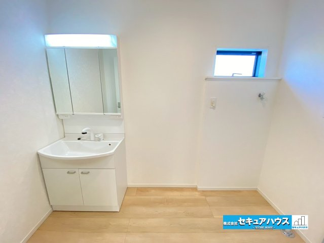 【今からご案内可能】東海市富貴ノ台 全3棟　の独立洗面台|【洗面台】
◆鏡の裏にはたっぷりと収納スペースを標準装備！
◆電源を付属しているのでドライヤーなど利用できます。