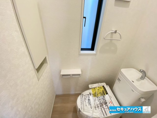 【今からご案内可能】東海市富貴ノ台 全3棟　のトイレ|【高機能トイレ】
◆高機能トイレの多くは便器のフタの開閉が自動であり、使用後に手動で水を流す面倒もなく非常に便利です。スタイリッシュな見た目で、お掃除しやすく、節水効果が高いです。