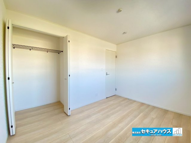 【今からご案内可能】東海市富貴ノ台 全3棟　の洋室|【洋室】
◆広々とした居住空間は日々の暮らしを彩り、心のやすらぎと満足感を与えてくれます。通風と採光を考慮した設計は子供たちはのびのび育ち、家族でくつろぎと団らんを生み出します。