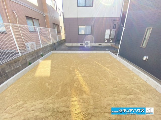 【同施工物件ご案内可能】東海市富貴ノ台 全3棟　（ 月々70,000円～）の内観：施工例|【玄関イメージ】
◆光が差し込み明るいです。気分も晴れやかになりますね。
◆玄関には、収納力のあるシューズボックスがございます。玄関まわりがすっきり片付きます。　