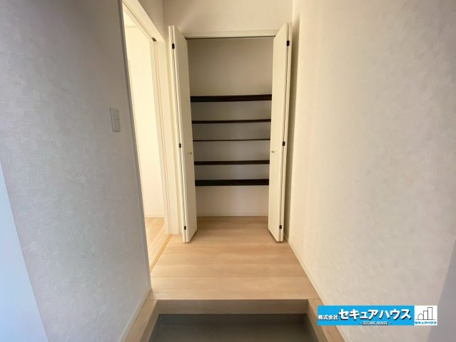 【今からご案内可能】東海市富貴ノ台 全3棟　の玄関|【玄関】
◆光が差し込み明るいです。気分も晴れやかになりますね。
◆玄関には、収納力のあるシューズボックスがございます。玄関まわりがすっきり片付きます。　