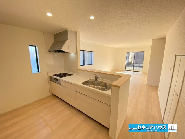 【今からご案内可能】東海市富貴ノ台 全3棟　の居間・リビング|【LDK】
◆家族揃ってリビングで過ごすお休みの日が、楽しみになる場所となることでしょう。
対面式のオープンキッチンは、家事をしながら家族の様子が一目でわかる安心＆便利設備♪