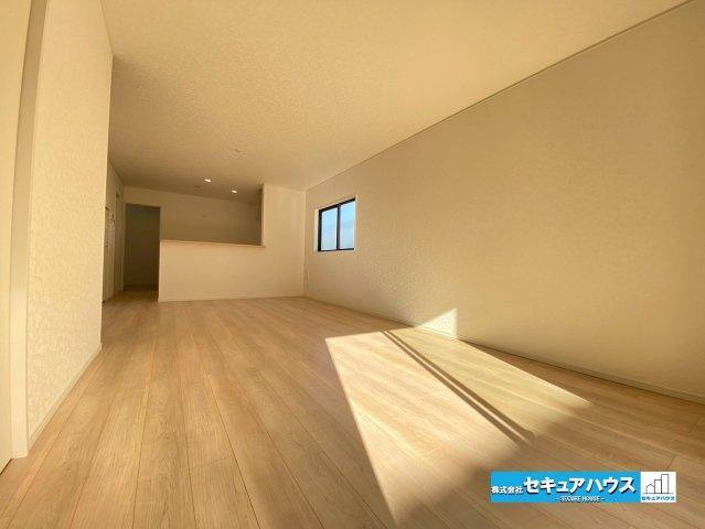 【今からご案内可能】東海市富貴ノ台 全3棟　の居間・リビング|【LDK】
◆日当たりが良く温かい広々リビングは家族の団らんスペースになります。