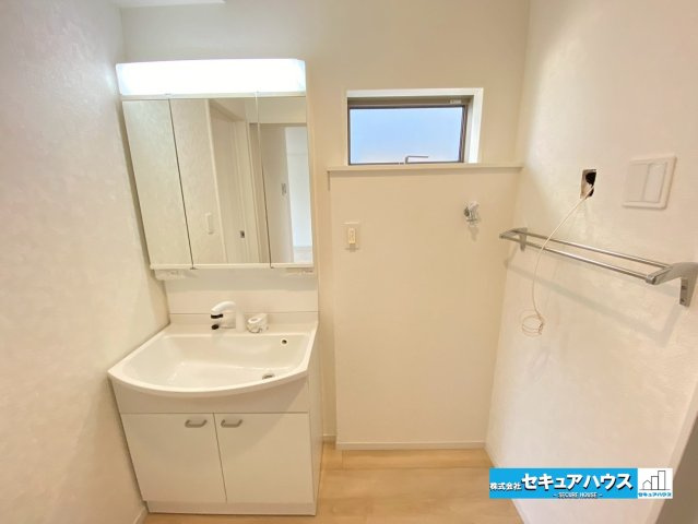 【今からご案内可能】東海市富貴ノ台 全3棟　の独立洗面台|【洗面台】
◆鏡の裏にはたっぷりと収納スペースを標準装備！
◆電源を付属しているのでドライヤーなど利用できます。