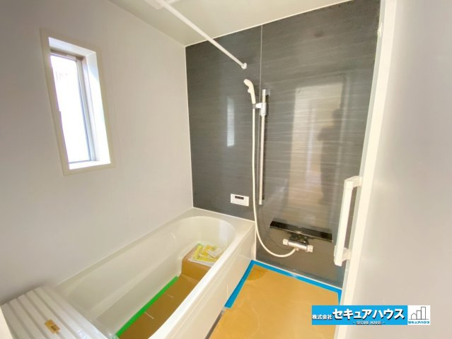 【今からご案内可能】東海市富貴ノ台 全3棟　の浴室|【浴室】
◆アクセントパネルで落ち着きのある雰囲気を演出します。毎日の疲れを癒やすバスタイムをお楽しみ下さい！
◆窓付きで、カビの繁殖を抑える効果があります。