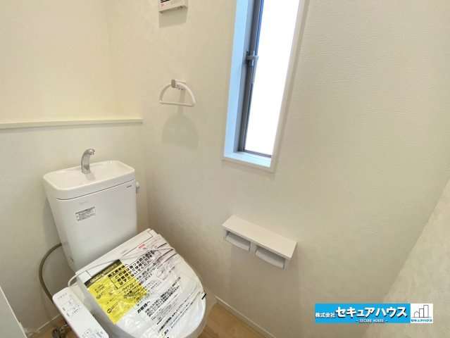 【今からご案内可能】東海市富貴ノ台 全3棟　のトイレ|【高機能トイレ】
◆高機能トイレの多くは便器のフタの開閉が自動であり、使用後に手動で水を流す面倒もなく非常に便利です。スタイリッシュな見た目で、お掃除しやすく、節水効果が高いです。