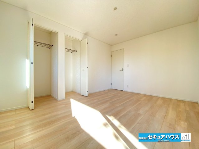 【今からご案内可能】東海市富貴ノ台 全3棟　の洋室|【洋室】
◆広々とした居住空間は日々の暮らしを彩り、心のやすらぎと満足感を与えてくれます。通風と採光を考慮した設計は子供たちはのびのび育ち、家族でくつろぎと団らんを生み出します。