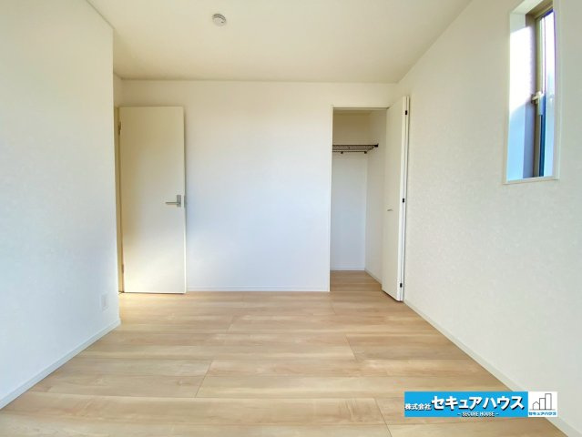 【今からご案内可能】東海市富貴ノ台 全3棟　の洋室|◆家族一人ひとりの大切なプライベート空間。趣味に合わせて使って頂けるようシンプルに仕上げてあります。暮らし心地を大きく左右する収納を、適材適所に配置し使い勝手を考慮しました。　