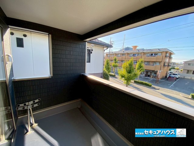 【今からご案内可能】東海市富貴ノ台 全3棟　のバルコニー|【バルコニー】
◆見晴らしもよく、太陽の温かな温もりをめいっぱい受け止めてくれます。
太陽の光と爽やかな風を受けたお洗濯物はあっという間に乾き、取りこむ時には太陽の匂いを感じられそうですね。　