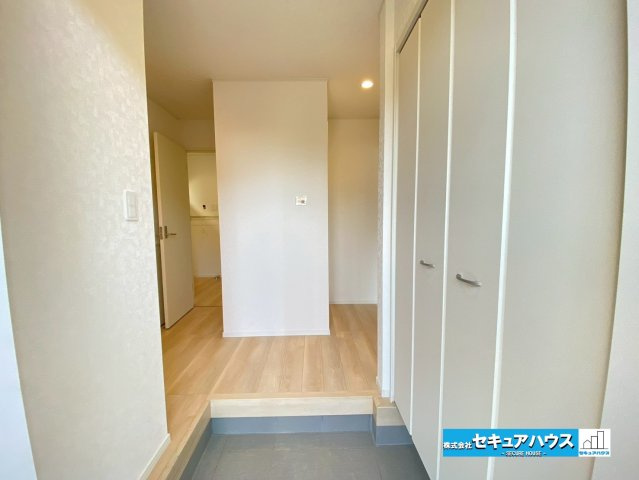 【今からご案内可能】東海市富貴ノ台 全3棟　の玄関|【玄関】
◆光が差し込み明るいです。気分も晴れやかになりますね。
◆玄関には、収納力のあるシューズボックスがございます。玄関まわりがすっきり片付きます。　