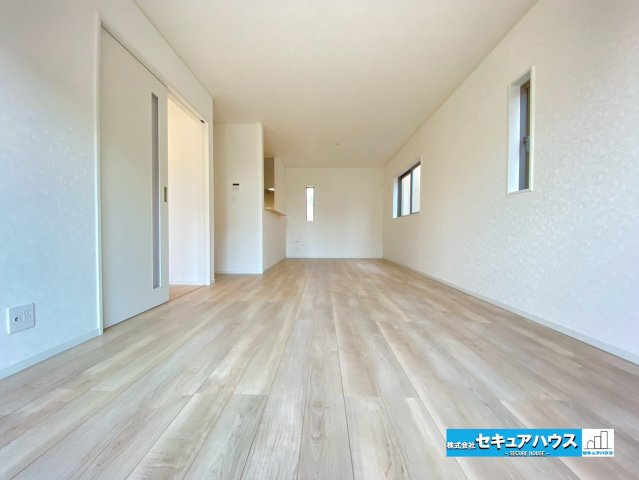 【今からご案内可能】東海市富貴ノ台 全3棟　の居間・リビング|【LDK】
◆家族揃ってリビングで過ごすお休みの日が、楽しみになる場所となることでしょう。
対面式のオープンキッチンは、家事をしながら家族の様子が一目でわかる安心＆便利設備♪