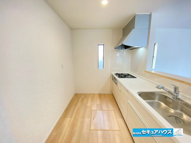 【今からご案内可能】東海市富貴ノ台 全3棟　のキッチン|【キッチン】
◆広々としたキッチンスペースのため家族で並んでお料理することができます♪