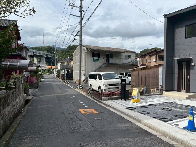 廿日市市宮内24-1期の前面道路含む現地写真