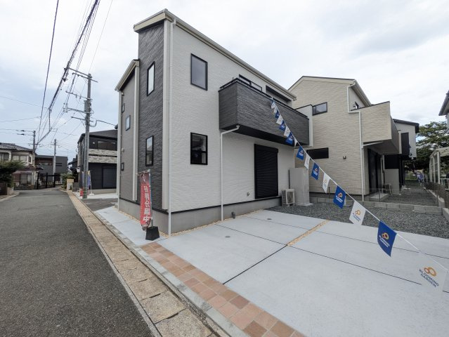 福岡市早良区重留7丁目　6号棟の前面道路含む現地写真